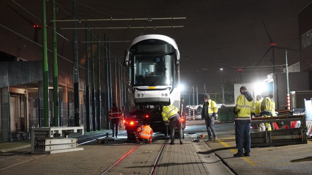 CAF tram arriveert op de stelplaats in Antwerpen