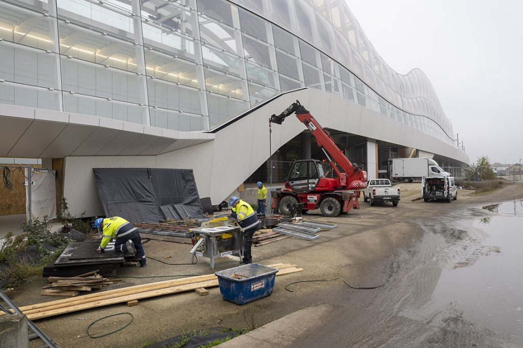 een bouwteam van Franki Construct is momenteel druk bezig met afronding van de details aan de buitenkant