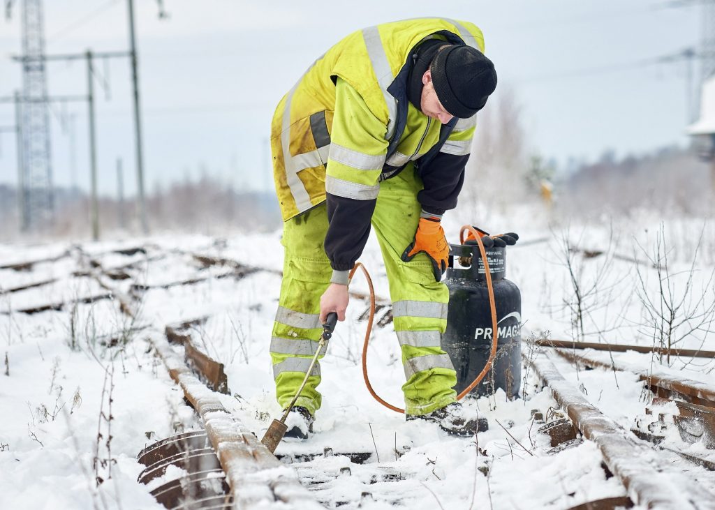 IJs en sneeuw tussen de wissels wordt met branders verwijderd