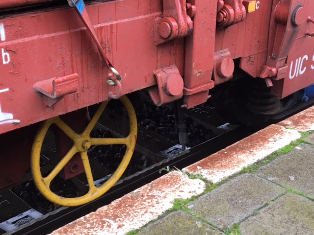 Het middel Sandite wordt op de rails gespoten om gladheid door bijvoorbeeld bladeren tegen te gaan 