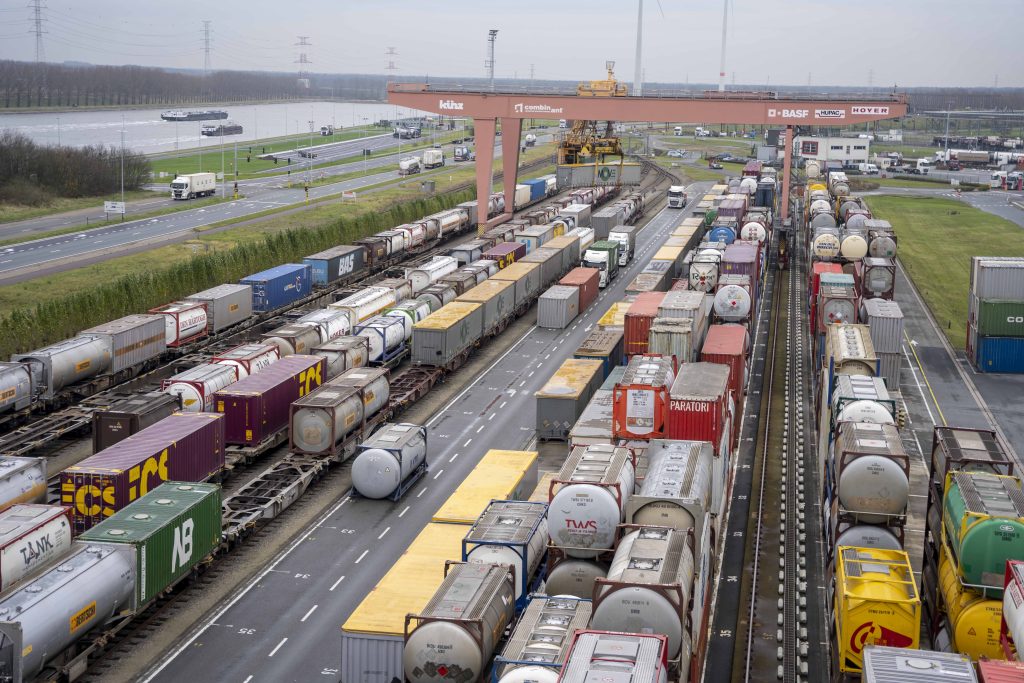Combinant terminal in Antwerpen is volgeladen met containers
