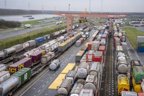 Combinant terminal in Antwerpen is volgeladen met contaiers