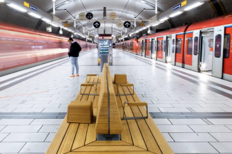 Een treinstation met een trein van DB in Duitsland