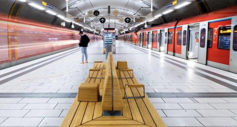 Een treinstation met een trein van DB in Duitsland