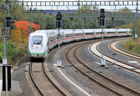 Een ICE 4-trein van Deutsche Bahn bij station Langeland