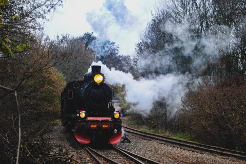 Historische stoomlocomotief op de Miljoenenlijn in Limburg