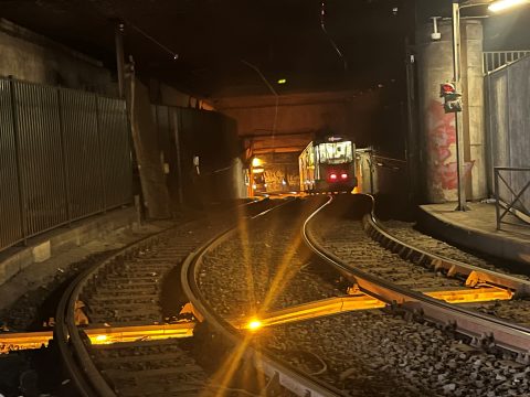 MIVB plaatste barrières in de sporen om te verhinderen dat voertuigen de tunnel in zouden rijden.