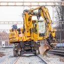 Krol voert werkzaamheden uit aan het spoor