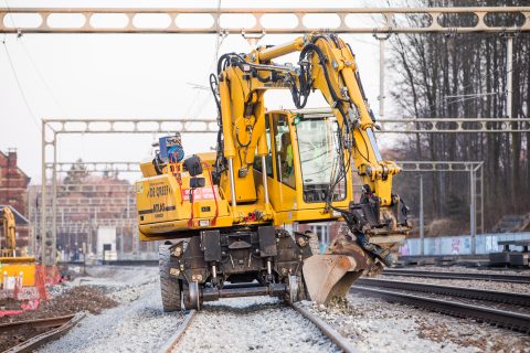 Krol voert werkzaamheden uit aan het spoor