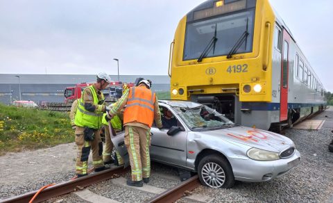 Brandweer Merelbeke oefent op spoorongeval in NMBS-werkplaats in Melle