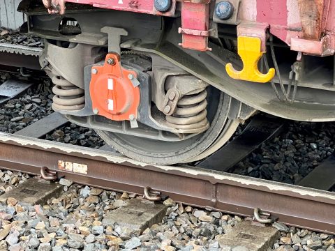 Sandite trein op het spoor