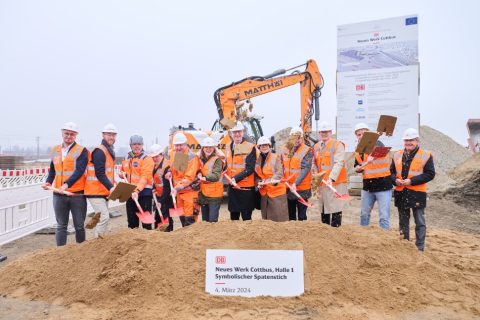 In the picture from left to right: Florian Wunderlich (Senior Logistics and Factory Planner, Logsol), Sebastian Bartsch (Project Engineer, Arcadis) Thorsten Praulinsch (Senior Foreman, Wayss & Freytag), Hermann Granig (Foreman, Rhomberg), Dr Hartmut Freystein (Head of the Berlin branch office of the Federal Railway Authority), Dr Daniela Gerd tom Markotten (Head of Digitalisation and Technology at Deutsche Bahn), Dr Dietmar Woidke (Minister President of the State of Brandenburg), Marietta Tzschoppe (Mayor of Cottbus), Tobias Schick (Mayor of Cottbus), Mathias Jessen (Business Unit Manager Building Technologies, ENGIE), Domenic Blancke (Planner, Baumert & Peschos).