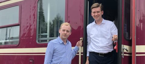 Maarten Bastian (l) and Hessel Winkelman in the doorway of a GreenCityTrip train.