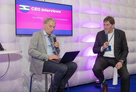 Tjark de Vries (right) in conversation with Jeroen Baldwin of SpoorPro at RailTech Europe '24.